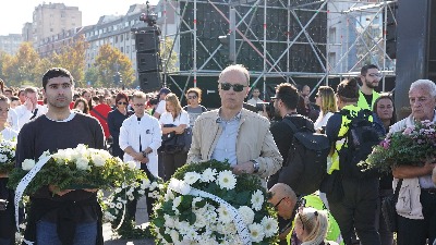 Rektor Đokić ispred Železničke stanice u Novom Sadu spustio cveće na imena nastradalih Rektor Đokić ispred Železničke stanice u Novom Sadu spustio cveće na imena nastradalih