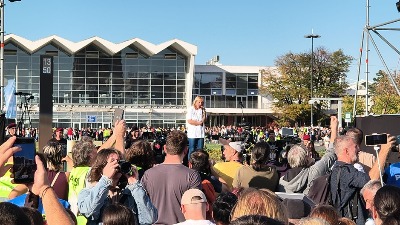 (UŽIVO) Počeli govori ispred Železničke stanice: Dijana Hrka objavila da stupa u štrajk glađu(FOTO/VIDEO) (UŽIVO) Počeli govori ispred Železničke stanice: Dijana Hrka objavila da stupa u štrajk glađu(FOTO/VIDEO)