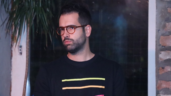 Pijanista prelepio zatvorske rešetke preko novogodišnje dekoracije u NS: "Besplatan prevoz za funkcionere" (FOTO)