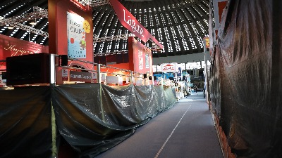 Deo štandova na Sajmu knjiga obmotan crnim platnom