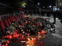 Uništeno cveće sa imenima žrtava u padu nadstrešnice (FOTO)