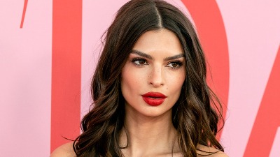 Jedna od NAJLEPŠIH ŽENA sveta STRASTVENIM POLJUPCIMA u javnosti POTVRDILA VEZU sa 10 godina starijim rediteljem (FOTO) 