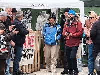 Građani okupljeni kraj šatora Dijane Hrke, a stanovnici Ćacilenda se sunčaju ispred Skupštine