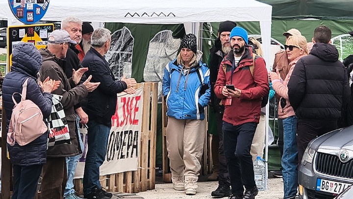 Građani okupljeni kraj šatora Dijane Hrke, a stanovnici Ćacilenda se sunčaju ispred Skupštine