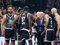 Grobari posle pobede nad Monakom: Aparati za merenje pritiskau crno-beloj boji