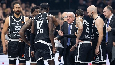 Grobari posle pobede nad Monakom: Aparati za merenje pritiskau crno-beloj boji