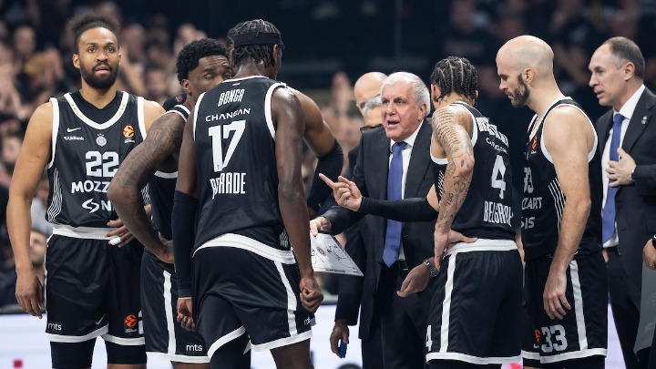 Grobari posle pobede nad Monakom: Aparati za merenje pritiskau crno-beloj boji