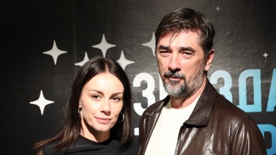Od seta "Zone Zamfirove" do oltara: Ovako su Sloboda Mićalović i Vojin Ćetković izgledali na venčanju