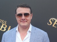 Naš glumac nasledio velelepno imanje i sad SADI ŠLJIVE: Dovezao mašine i pokazao kako obrađuje zemlju (FOTO) 