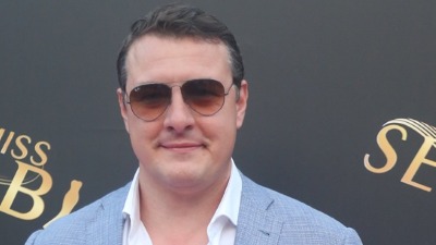 Naš glumac nasledio velelepno imanje i sad SADI ŠLJIVE: Dovezao mašine i pokazao kako obrađuje zemlju (FOTO) 