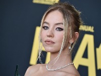 Sidni Svini ponovo u žiži SKANDALA: Koleginice je se javno odriču posle niza kontroverznih izjava i reklama (FOTO, VIDEO)