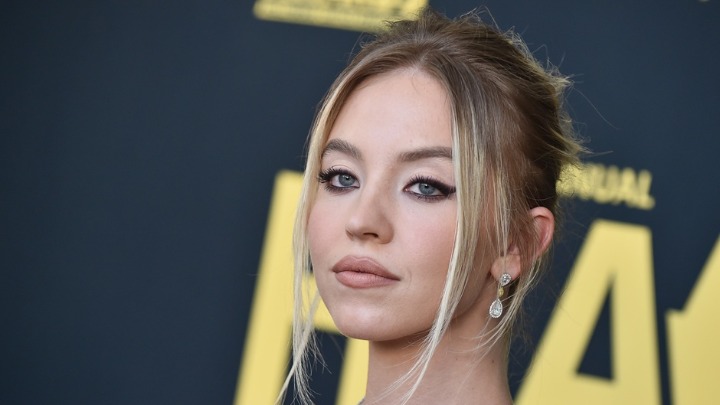 Sidni Svini ponovo u žiži SKANDALA: Koleginice je se javno odriču posle niza kontroverznih izjava i reklama (FOTO, VIDEO)