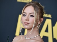 ŠOK U HOLIVUDU: Sidni Svini izbačena iz filma "Đavo nosi Pradu 2" – fanovi u neverici (VIDEO) 