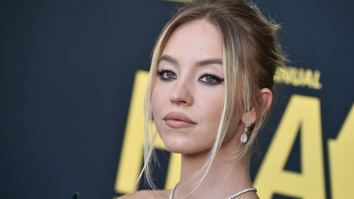 ŠOK U HOLIVUDU: Sidni Svini izbačena iz filma "Đavo nosi Pradu 2" – fanovi u neverici (VIDEO) 