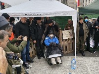 "Nepoznate osobe koje su se predstavile kao policajci zvale mlađeg sina Dijane Hrke i poručile mu da ona prekine štrajk glađu"