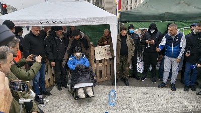 "Nepoznate osobe koje su se predstavile kao policajci zvale mlađeg sina Dijane Hrke i poručile mu da ona prekine štrajk glađu"