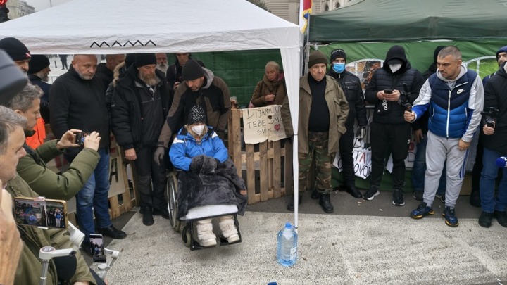 "Nepoznate osobe koje su se predstavile kao policajci zvale mlađeg sina Dijane Hrke i poručile mu da ona prekine štrajk glađu"