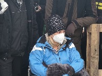 Dijana Hrka krenula ka bolnici: Do automobila je u invalidskim kolicima dogurali veterani