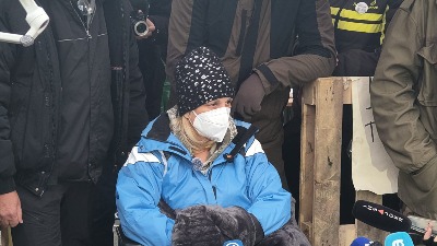 Dijana Hrka krenula ka bolnici: Do automobila je u invalidskim kolicima dogurali veterani