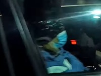 Veterani odvezli Dijanu Hrku sa mesta gde je štrajkovala glađu (VIDEO)