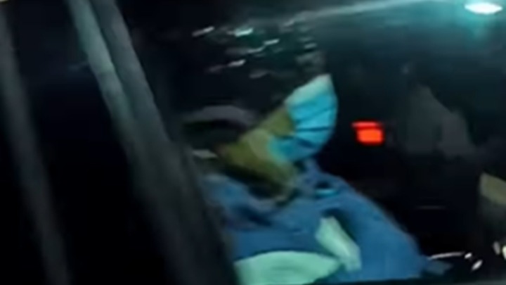 Veterani odvezli Dijanu Hrku sa mesta gde je štrajkovala glađu (VIDEO)