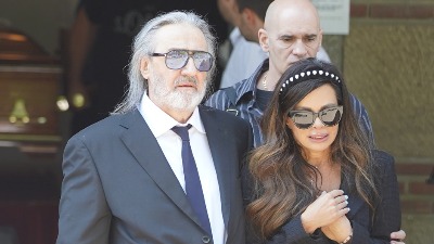 Policija ulazi u stan Vidoja Ristovića? Miša Grof ne da Nikolini Pišek deo imovine