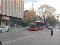Oživela scena iz "Žikine dinastije": Autobusu spao točak, kotrljao se ulicom (VIDEO)