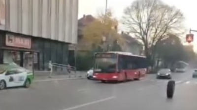 Oživela scena iz "Žikine dinastije": Autobusu spao točak, kotrljao se ulicom (VIDEO)