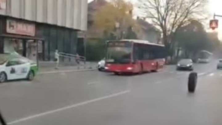 Oživela scena iz "Žikine dinastije": Autobusu spao točak, kotrljao se ulicom (VIDEO)