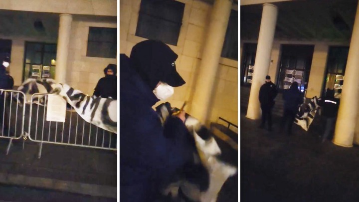 Maskirani muškarci skidali transparent "Srednjoškolci uz Jaćimoviće": Dramatično ispred Banovine (VIDEO)