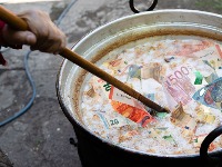 STO KILA SVINJA - 200 KILA MAST Vučić tvrdi da Srbija ima para