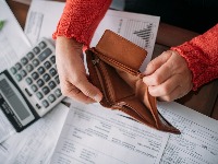 Ova 3 znaka nikako ne znaju da upravljaju novcem: Večito grcaju u DUGOVIMA i ne mogu da isplivaju