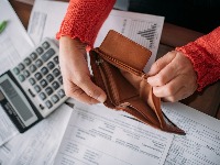 3 znaka koja će ove zime upasti u DUŽNIČKO ROPSTVO: Pare će im kliziti iz ruku, a troškovi gomilati 