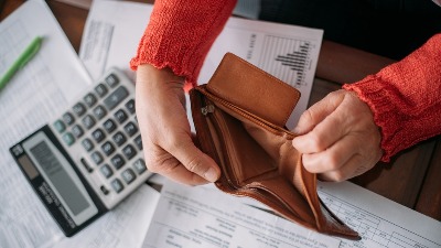 3 znaka koja će ove zime upasti u DUŽNIČKO ROPSTVO: Pare će im kliziti iz ruku, a troškovi gomilati 