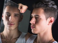 Kako prepoznati NARCISA? Psiholozi otkrivaju 6 ključnih znakova upozorenja