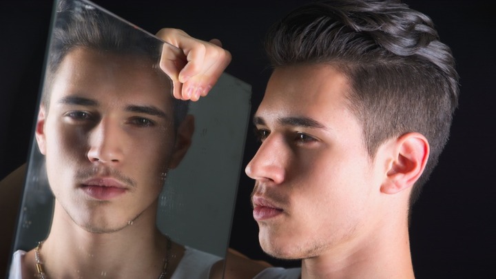 Kako prepoznati NARCISA? Psiholozi otkrivaju 6 ključnih znakova upozorenja