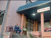 "Koliko košta život": Danima štrajkuje glađu ispred Doma zdravlja, traži samo jedno - da ga lekar HITNE NE VREĐA