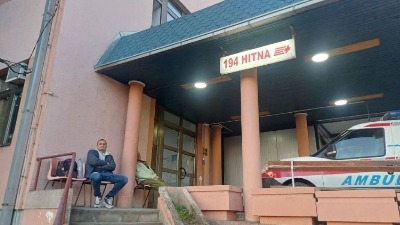 "Koliko košta život": Danima štrajkuje glađu ispred Doma zdravlja, traži samo jedno - da ga lekar HITNE NE VREĐA