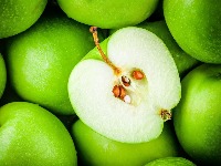 Da li je OPASNO ako slučajno progutate semenku jabuke?