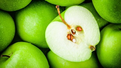 Da li je OPASNO ako slučajno progutate semenku jabuke?
