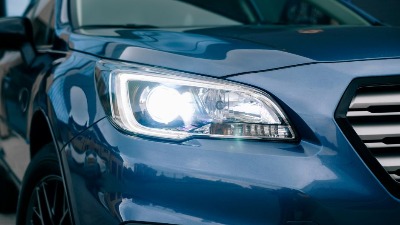 Zapanjujući trik: Kako da požuteli farovi na vašem automobilu zasijaju kao NOVI 