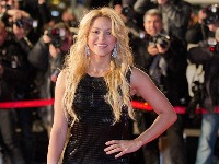 Šakira prošetala crvenim tepihom sa SINOVIMA Milanom (12) i Sašom (10) i svi su gledali u njih: Modno su se i uskladili (VIDEO)