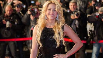 Šakira prošetala crvenim tepihom sa SINOVIMA Milanom (12) i Sašom (10) i svi su gledali u njih: Modno su se i uskladili (VIDEO)