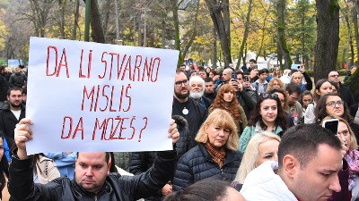 "(Ne)bojte se, i dalje smo tu": Studenti i građani krenuli u protestnu šetnju, iz Pionirskog parka čuje se glasna muzika