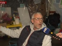 Žandarmerija odgurnula Novosađane, koji podignutih ruku stoje kraj autobusa Milomira Jaćimovića