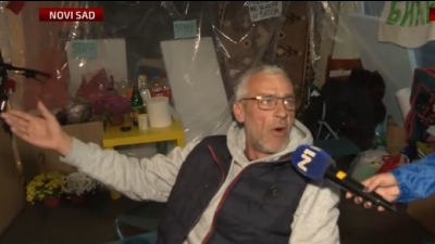 Žandarmerija odgurnula Novosađane, koji podignutih ruku stoje kraj autobusa Milomira Jaćimovića