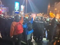 Sukob ispred Banovine u Novom Sadu: Policija odvukla autobus Jaćimovića, građani potisnuti štitovima, počela privođenja (VIDEO)