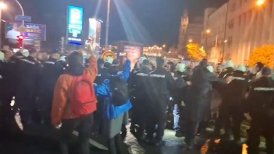 Sukob ispred Banovine u Novom Sadu: Policija odvukla autobus Jaćimovića, građani potisnuti štitovima, počela privođenja (VIDEO)