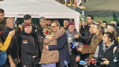 Zagrljaj sa Tikom Stanićem, pa povici "Dijana, Dijana": Dirljivo ispred Skupštine (VIDEO)