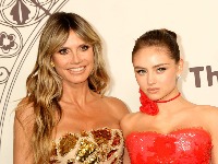 VRELI PLES Hajdi Klum (52) sa ćerkom Leni (21) na stolu ŠOKIRAO ljude: Nakon optužbi za neprimerenu kampanju, ponovo na udaru kritika 